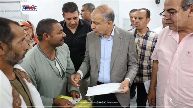 محافظ المنيا يستجيب لمواطن ويوقع له عقد تقنين أراضي أملاك دولة 