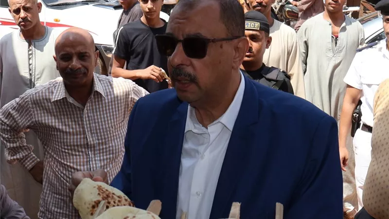 في جولة مفاجئة.. محافظ سوهاج يتفقد أسواق ومواقف المنشاة