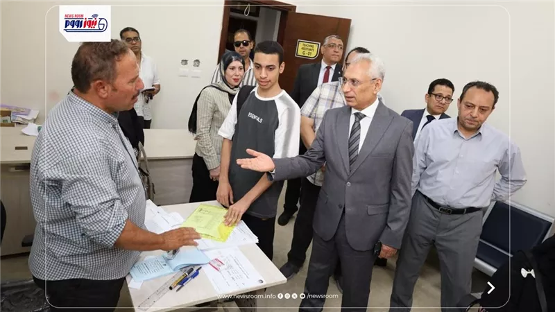 رئيس جامعة المنيا يتفقد أعمال القيد والتسجيل للمقبولين بالجامعة الأهلية
