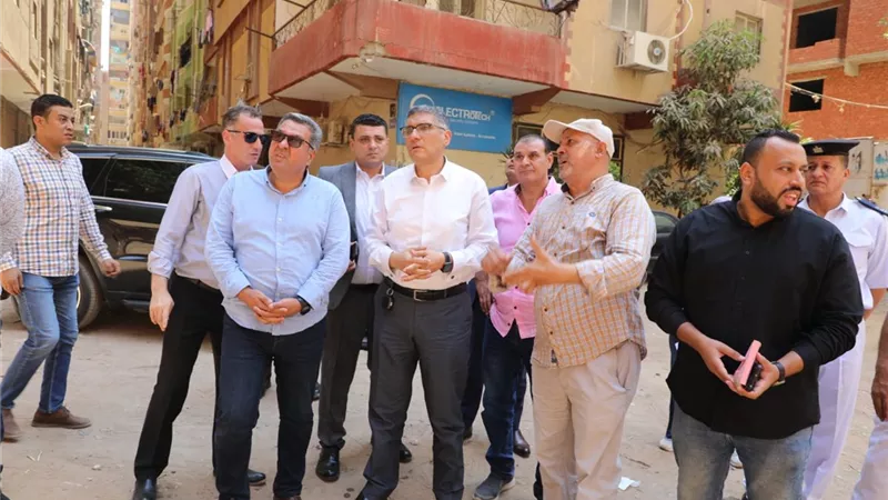 محافظ الجيزة يقود حملة لإزالة 6 أبراج مخالفة بشارع سلطان خطاب بالهرم