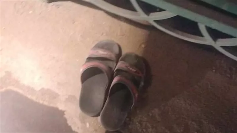 مأساة على الكوبري المعدني بدمياط.. مواطن ينهي حياته ويترك حذاءه وهاتفه وبطاقته