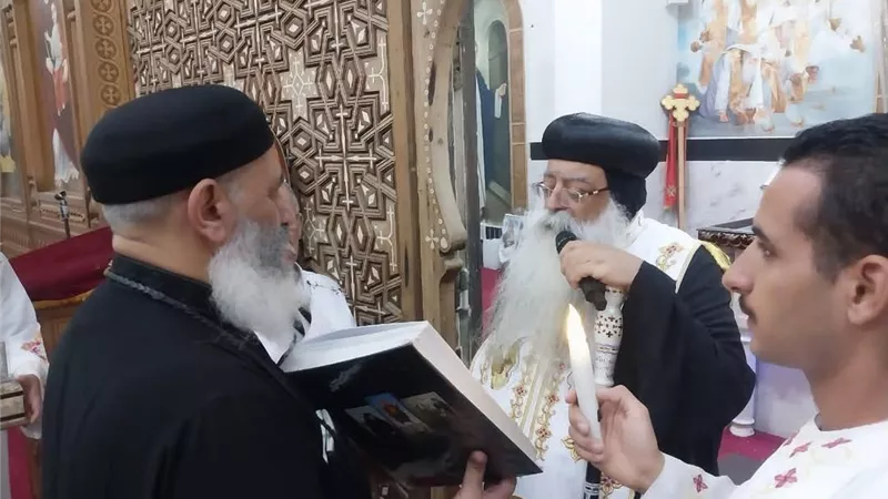 مطران دشنا يلقي عظة عن 