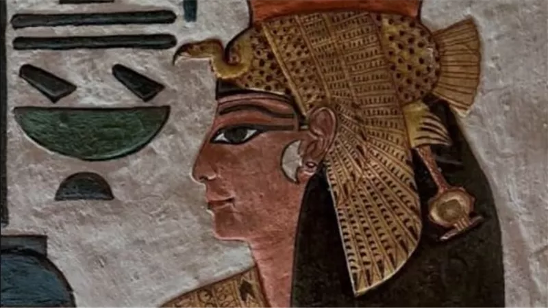 الاستحمام باللبن والعسل..أسرار جمال الملكة نفرتيتي وطقوس جمالية للبشرة والشعر 
