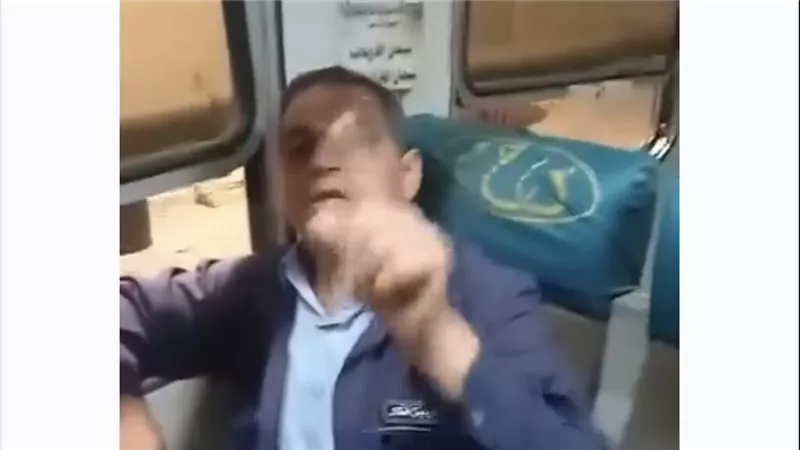 مقطع فيديو يحدث حالة جدل بعد منع شخص من ركوب القطار بسبب ارتدائه “شورت”