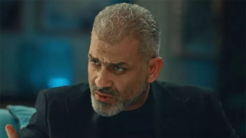 «نسيوا كرسي متحرك».. هاني عادل يهاجم مصر للطيران بسبب أزمة تعرض لها أحد الركاب