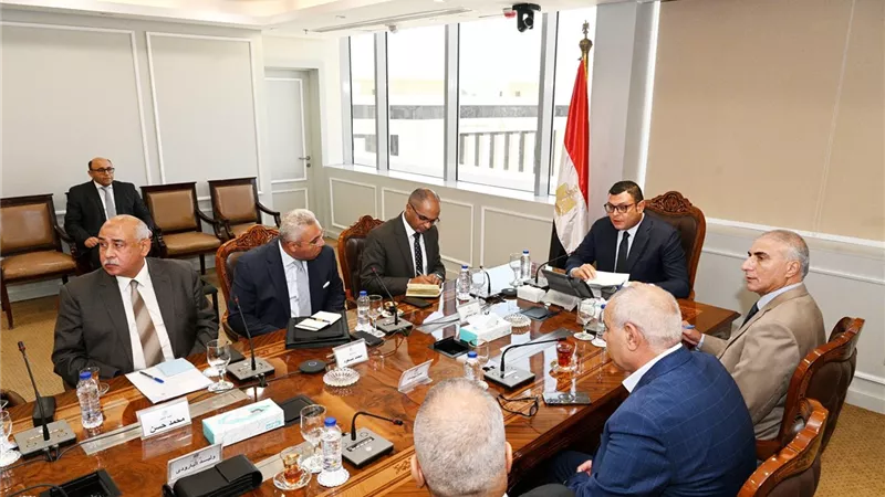 وزير الإسكان يصدر حزمة توجيهات لتأمين المنشآت وتعزيز السلامة والصحة المهنية