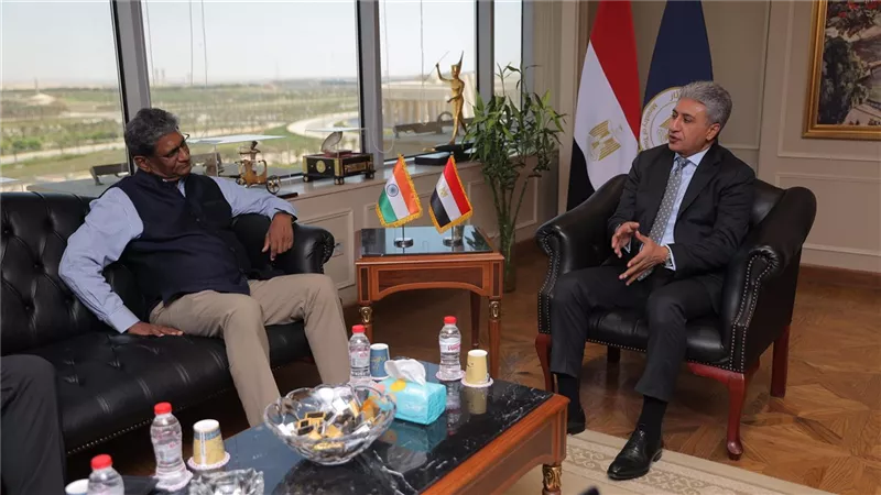 مصر والهند يبحثان دفع الحركة بين البلدين في مجالي السياحة والآثار