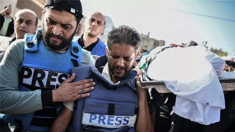  الاحتلال يستهدف الصحفيين الفلسطينيين بشكل متعمد لإسكات صوت الحقيقة|فيديو 