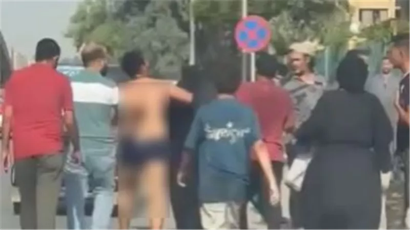 «بطلها عاري».. مواطن يوثق مشاجرة بالزجاجات أمام مسجد بمدينة نصر| صور 