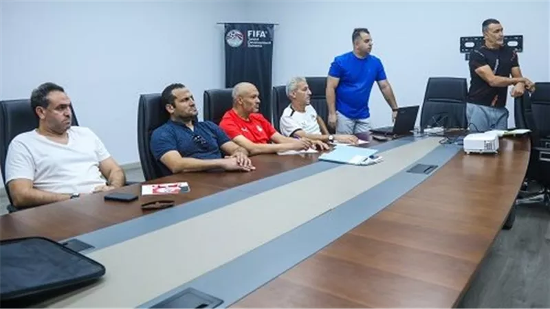 استعدادا لكأس العالم.. الحضري يجتمع مع مدربي الحراس ومحللي الأداء باتحاد الكرة
