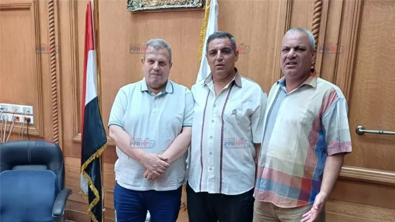 بعد واقعة الشورت.. رئيس السكة الحديد ونائبه يلتقطان الصور مع رئيس قطار الواقعة