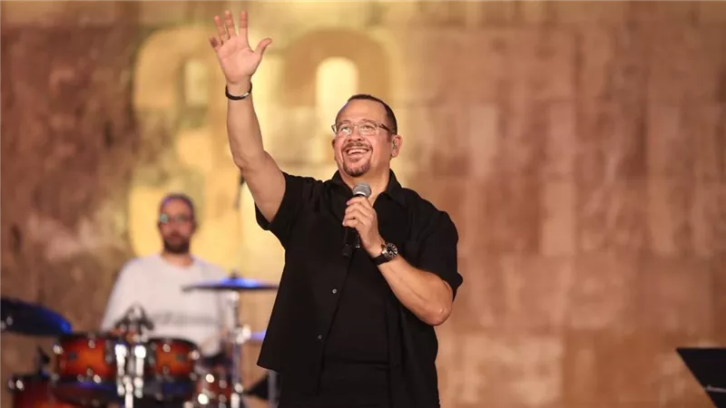 هشام عباس مع جمهوره علي جسر الذكريات وعلي شرف يحاور بيانو كايرو كافيه 