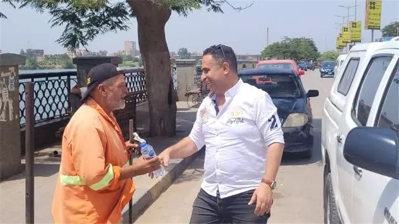 رئيس مدينة بنها يوزع زجاجات مياه باردة على عمال النظافة بالشوارع