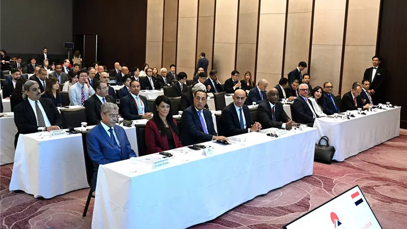 رئيس الوزراء يلتقي وزير الدولة للاقتصاد والتجارة والصناعة الياباني