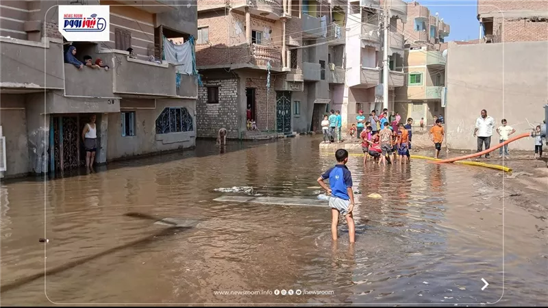 غرق شوارع قرية عتامنة الجعافرة بالفيوم في المياه.. وجهود مكثفة لحل الأزمة