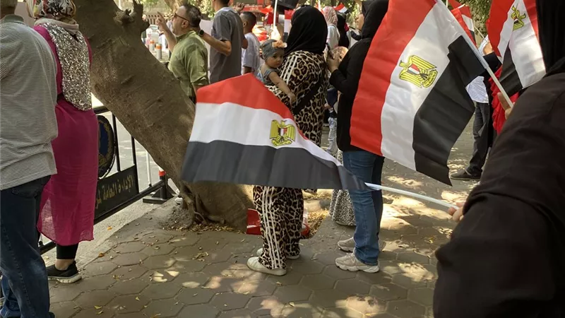 بأعلام مصر..مظاهرات مصرية أمام السفارة الهولندية للتنديد بالاعتداء الأخير