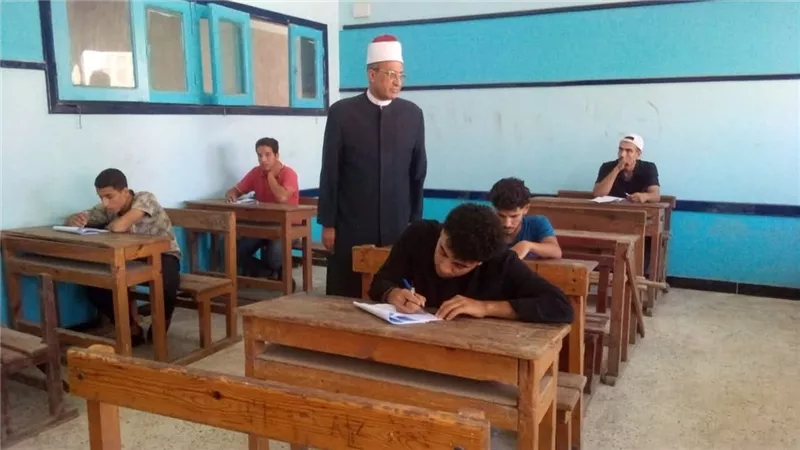 طلاب الثانوية الأزهرية بكفرالشيخ يودون إمتحان مادتى الكيمياء والفلسفة