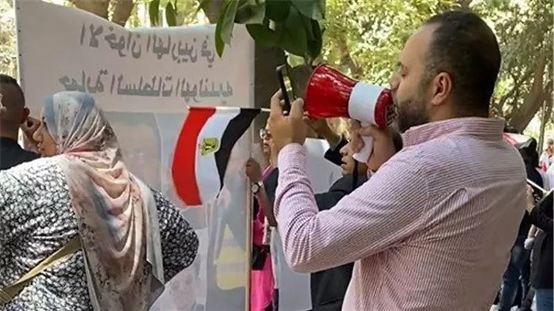 بعد حصار السفارة .. متظاهرون يهتفون: 