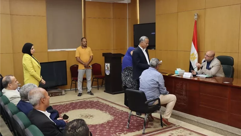محافظ بنى سويف يقرر صرف إعانات لسيدتين وتكليفات بشأن رصف الطرق والنظافة