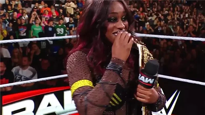 نعومي تفاجئ جمهور WWE بخبر حملها على الهواء مباشرة.. ماذا كان رد فعلها؟