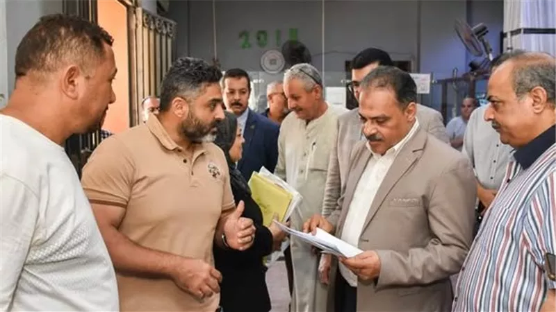 محافظ الشرقية يختتم جولته بديرب نجم بمتابعة العمل بالمركز التكنولوجي 