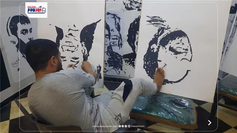 «بيرسم بإيده ورجله».. أبانوب يبهر العالم في رسم المشاهير بالمنيا: بحلم بجينيس