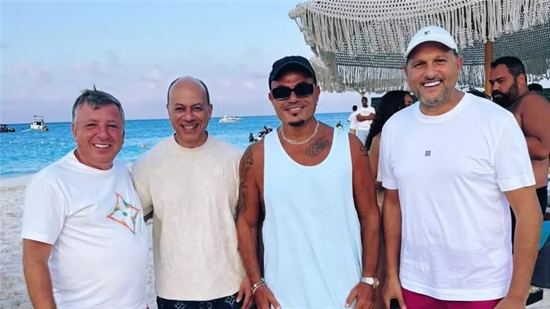 عمرو دياب وعماد زيادة وتامر مرسي وباسل سماقية من إجازتهم الصيفية|صورة