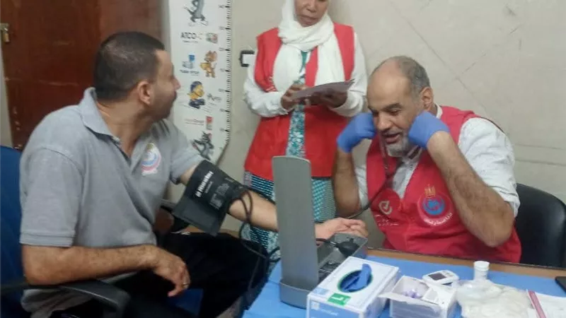 حملة 100 يوم صحة تواصل جهودها.. الفرق المتحركة تفحص المترددين بمستشفى السراج 
