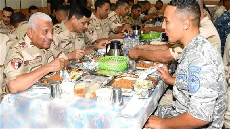 وزير الدفاع يلتقى بعدد من مقاتلى المنطقة الشمالية العسكرية لبحث الجاهزية 