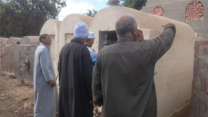 لحظات صعبة أثناء تجهيز قبر والد محمد الشناوي حارس الأهلي| فيديو