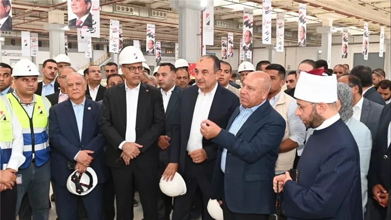 وزير الصناعة ووزراء قطاع الأعمال العام والعمل والأوقاف يتفقدون مصانع النصر