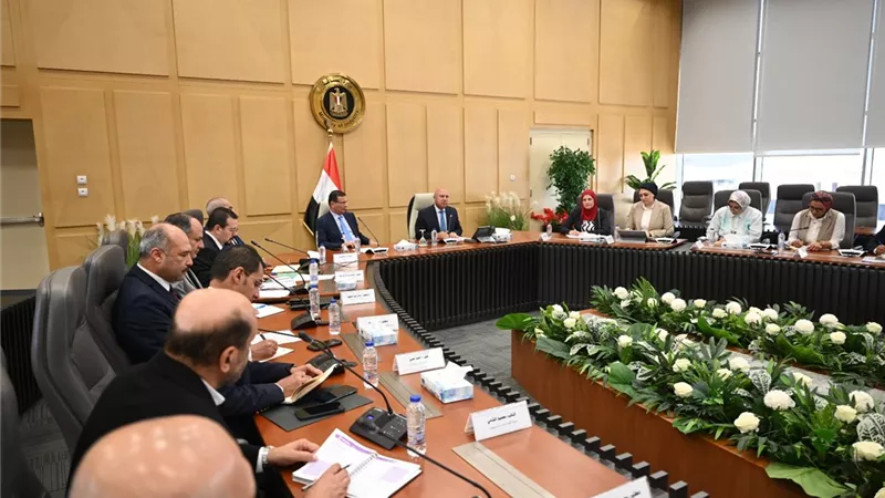 كامل الوزير وعلاء فاروق يبحثان التوسع في تصنيع الزبيب وتوطين صناعة الكتان 