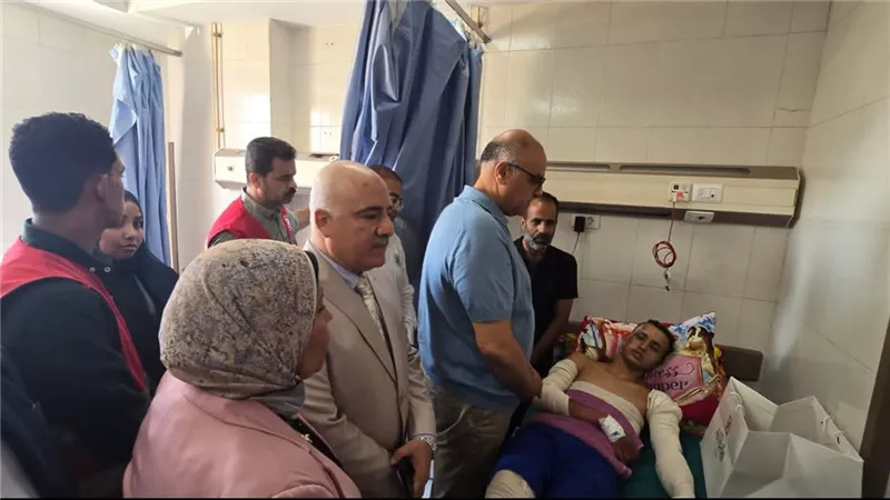 محافظ القليوبية يزور مصاب حريق منطقة الشدية ببنها ويطمئن على حالته الصحية