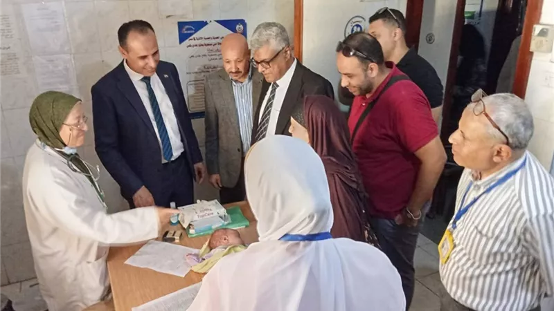 وكيل صحة بني سويف يتفقد قافلة طبية ضمن مبادرة 
