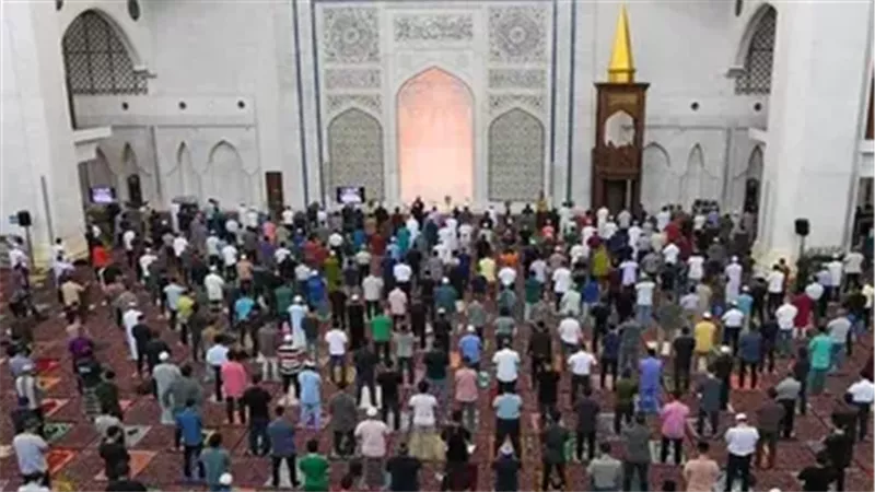 ماليزيا تدرس فرض عقوبة السجن عامين على المتغيبين عن صلاة الجمعة دون عذر