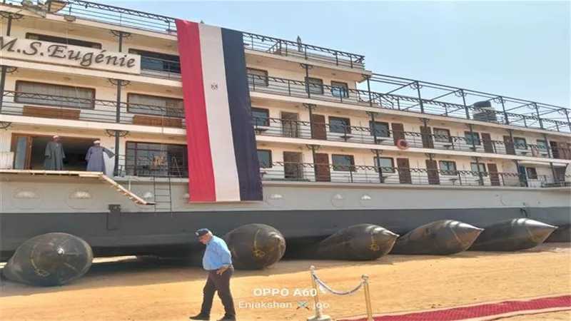 صيانة الفندق العائم أوجيني بأسوان.. وإنزاله للمياه بحضور سفراء أفارقة