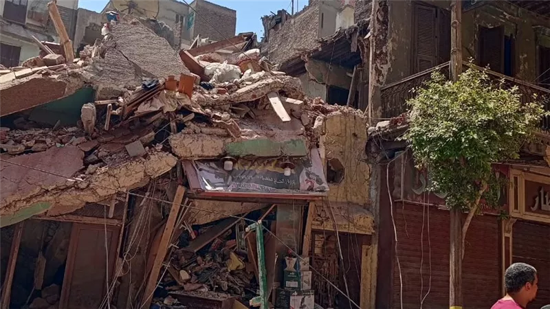المحافظ يصل موقع انهيار عقار مكون من 4 طوابق بالشرقية.. والبحث مستمر عن ناجين