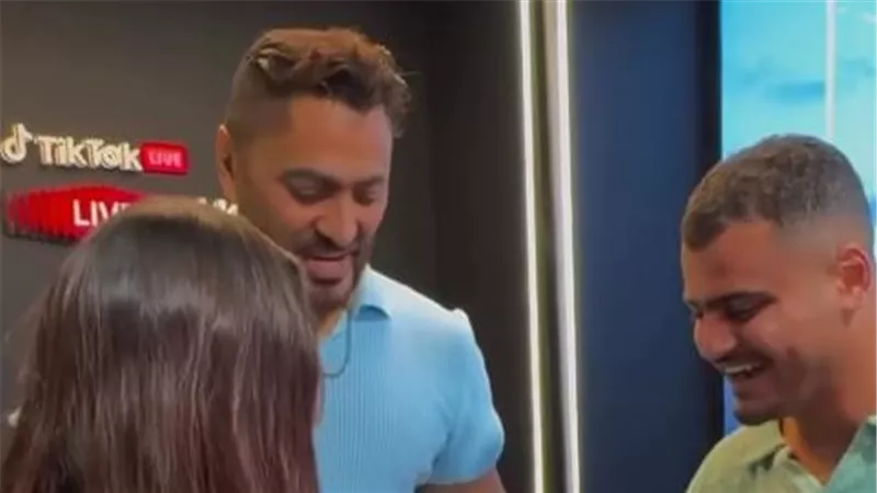 «هشتغل مأذون».. تامر حسني يشهد على خطوبة اثنين من معجبيه