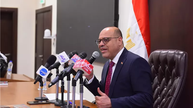 هل يتم تطبيق نظام العمل من 5 صباحًا حتى 12 ظهرًا؟.. وزير العمل يكشف الحقيقة