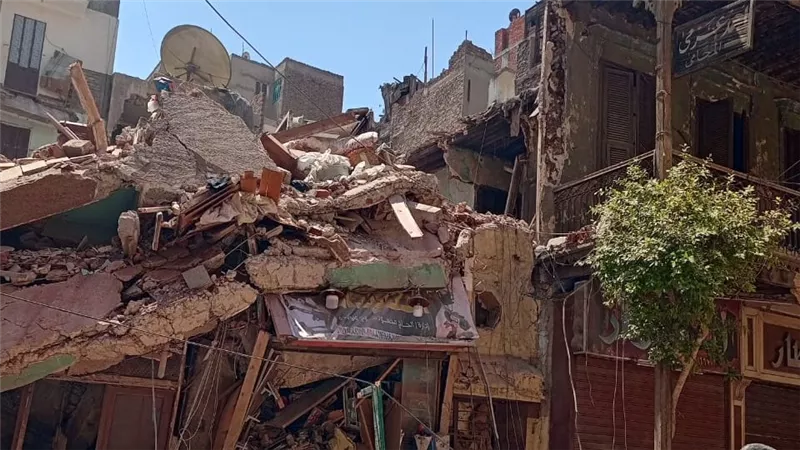 3 وفيات و7 مصابين.. القصة الكاملة لانهيار عقار شارع «مولد النبي» بالشرقية