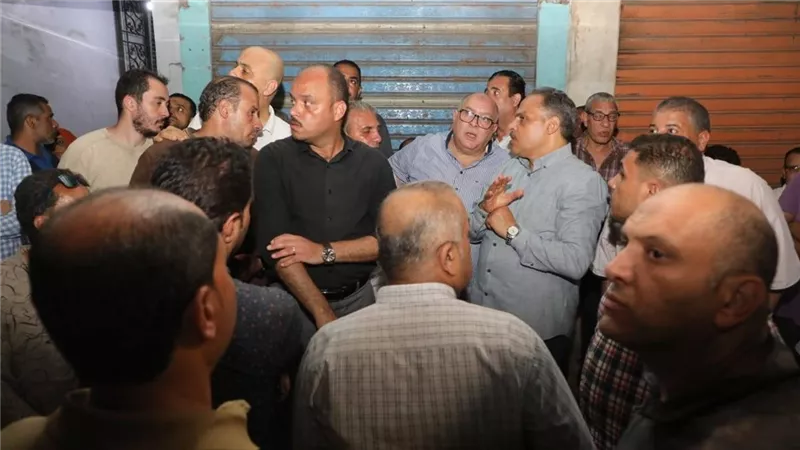 ليلاً .. محافظ الشرقية يتفقد أعمال رفع أنقاض المنزل المنهار
