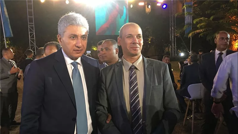 الوزير يستعرض شرح الآثار لذوي الإعاقة البصرية بواسطة أحد ذوي الهمم    