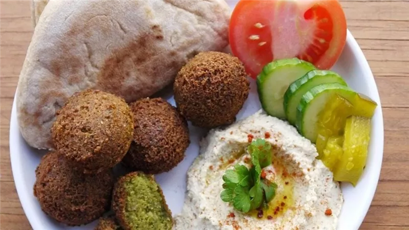 فطار اليوم فلسطيني: طريقة عمل الفلافل والخبز مع السلطة الشهية