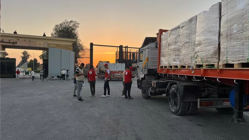 الهلال الأحمر: الدفع بـ 3700 طن مساعدات غذائية وإغاثية في قافلة زاد العزة