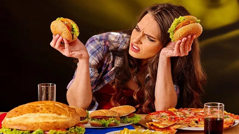 جمال شعبان يحذر: الوجبات السريعة تسبب تراكم السموم والكرش مبكرًا| فيديو 