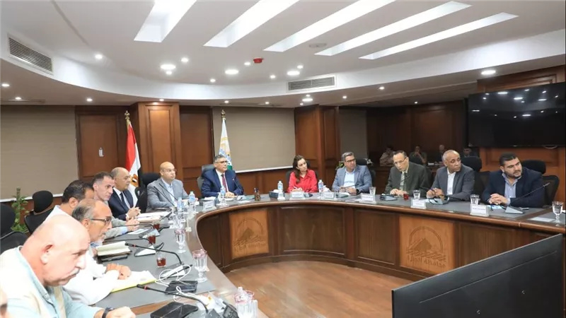 محافظ الجيزة يعقد لقاءً موسعًا مع رؤساء الأحياء لمناقشة ملفات العمل