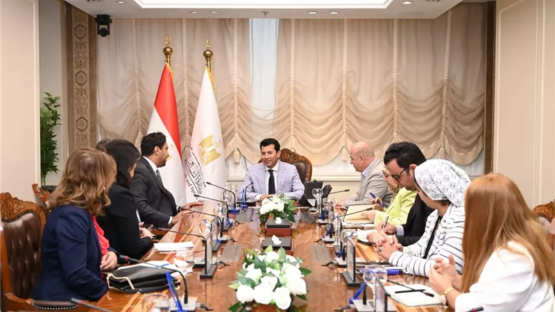 وزير الرياضة يترأس اجتماعًا مع عددٍ من مسئولي الشؤون القانونية بالأندية