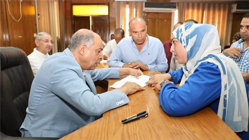 محافظ المنيا يستمع لمطالب المواطنين ويوجه بتمهيد وتأهيل طريق عزبة 6 أكتوبر