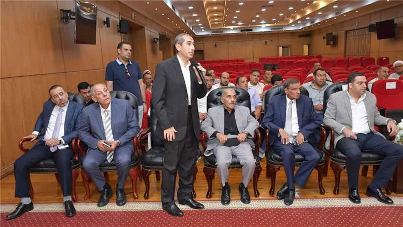 محافظ بورسعيد يبحث الاستعدادات للموسم الشتوي لمحصول البنجر 2025 /2026