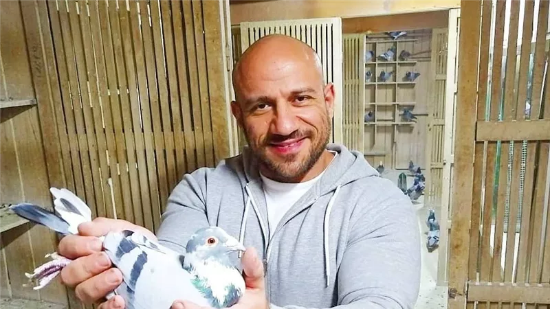 أحمد مكي.. نجم بعيد عن الأضواء اختار الطيور والحيوانات عالمًا خاصًا له